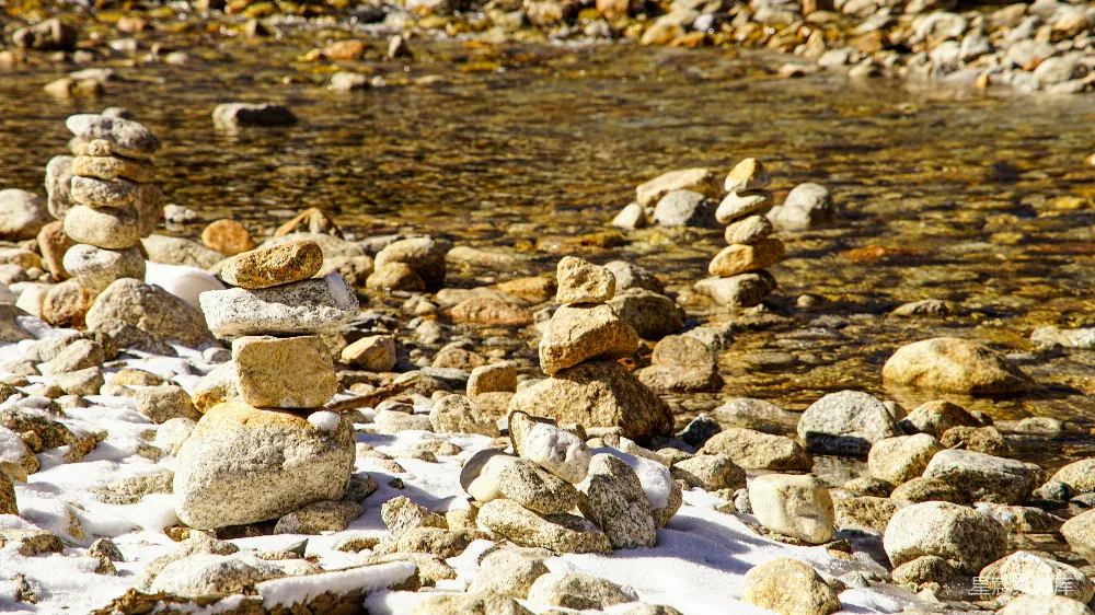高清摄影 自然 宁静 平衡 河岸 雪景 河流边的石堆