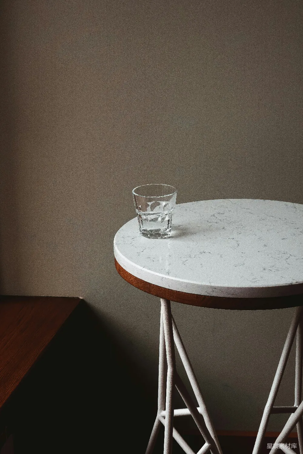 高清摄影 简约 静谧 水杯 大理石桌 室内场景 静谧角落的水杯