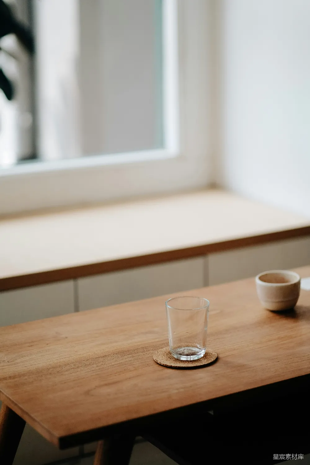 高清摄影 简约 茶杯 木质桌 自然光线 宁静 窗边的简单茶歇