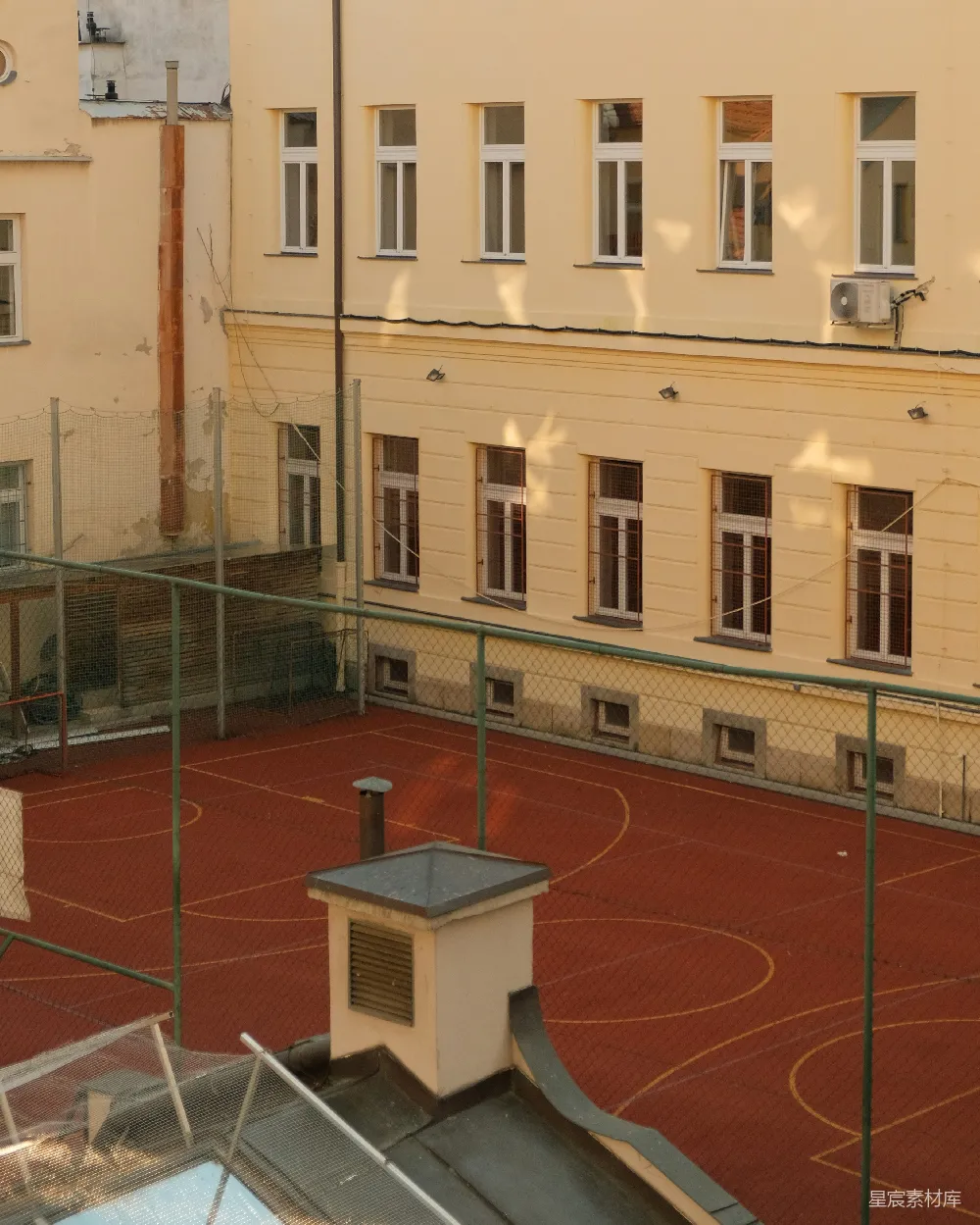 高清摄影 学校 运动场 建筑物 早晨 户外 学校运动场的早晨