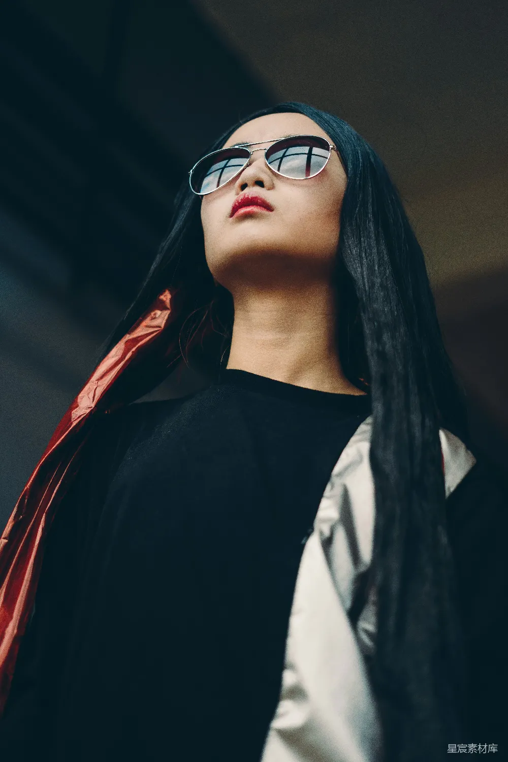 高清摄影 时尚 女性 街头风格 红色 自信 时尚与自信的女性形象