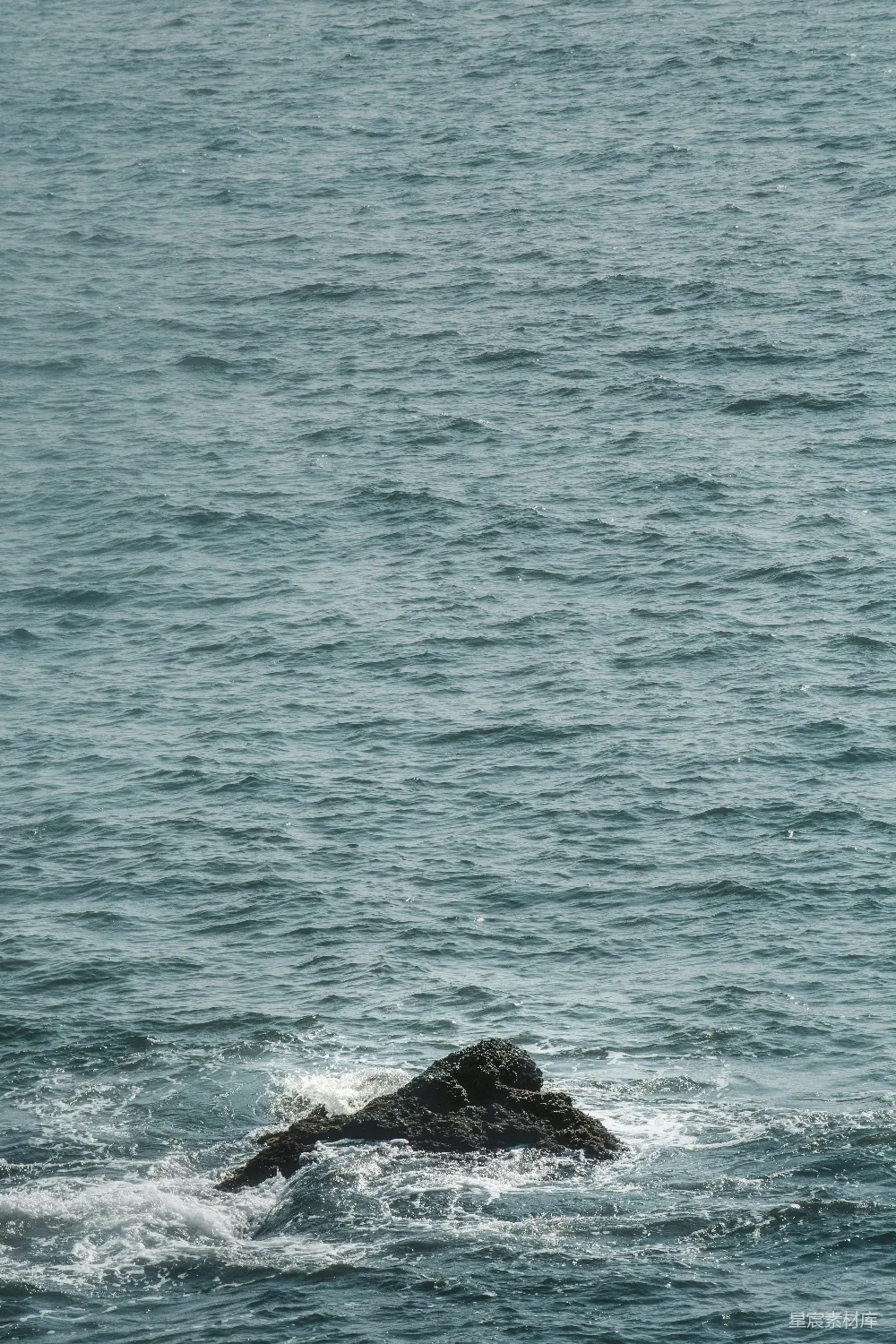 高清摄影 海洋 自然 宁静 海浪 岩石 海浪拍打岩石