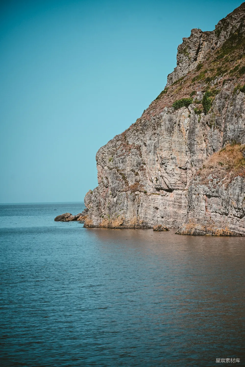 高清摄影 海岸 悬崖 海景 宁静 自然 海岸悬崖下的宁静海景