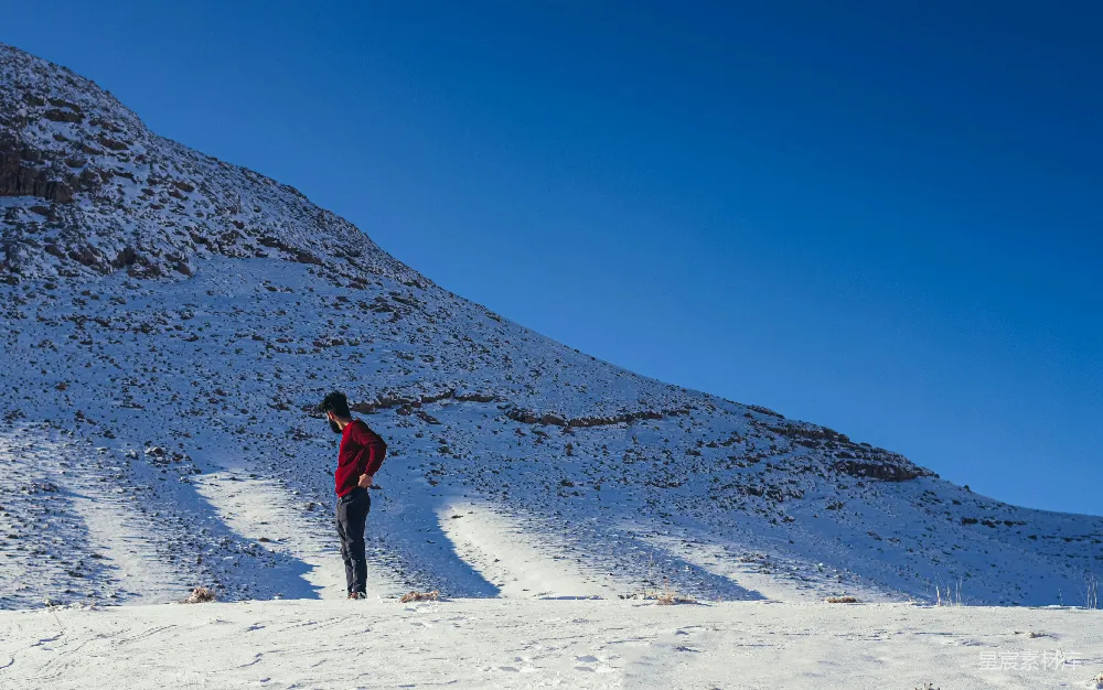 高清摄影 雪地 孤独 自然 冬季 户外 雪地独行者