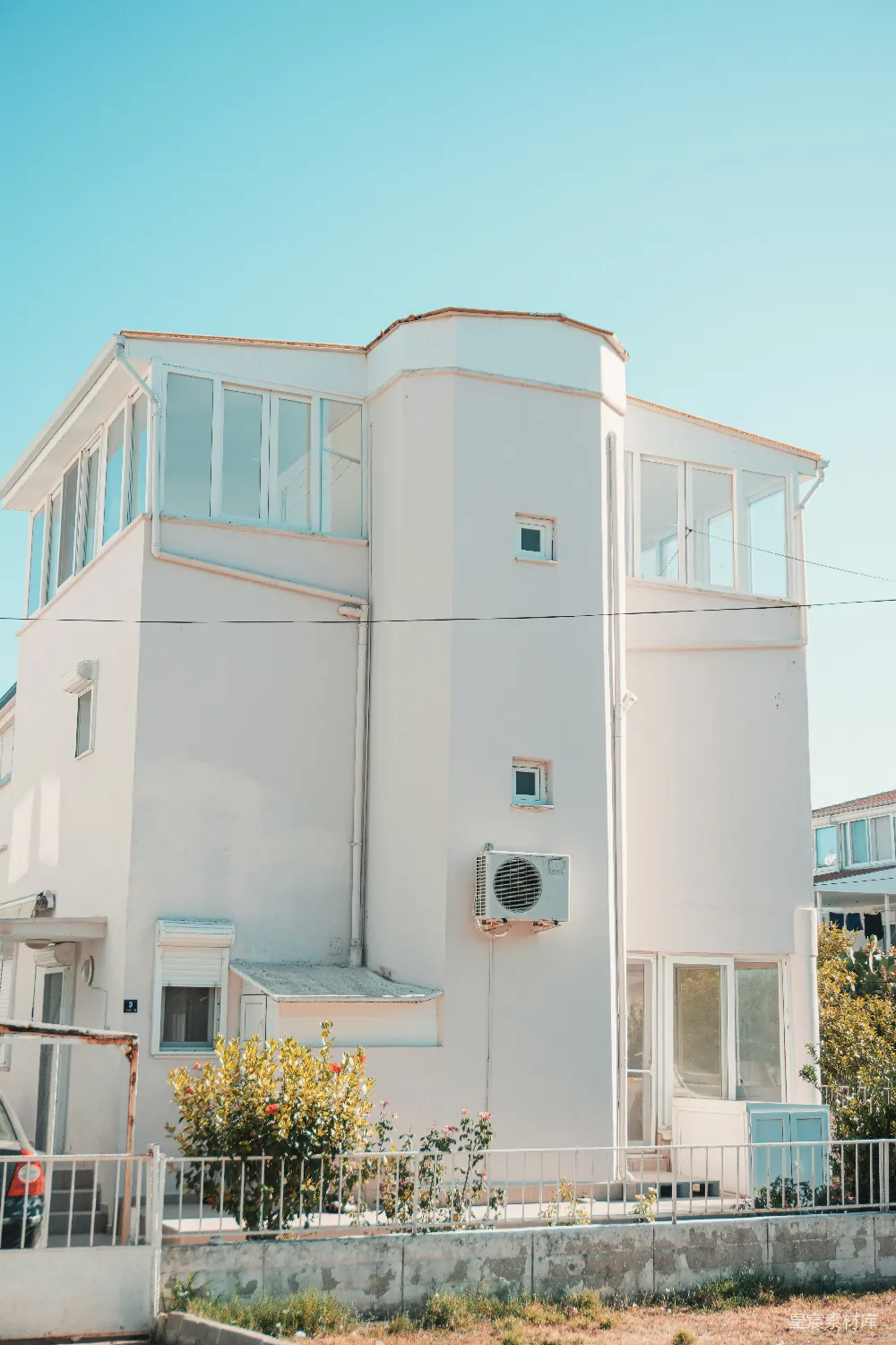 高清摄影 现代建筑 简约风格 住宅 蓝天 户外 现代简约风格的白色住宅