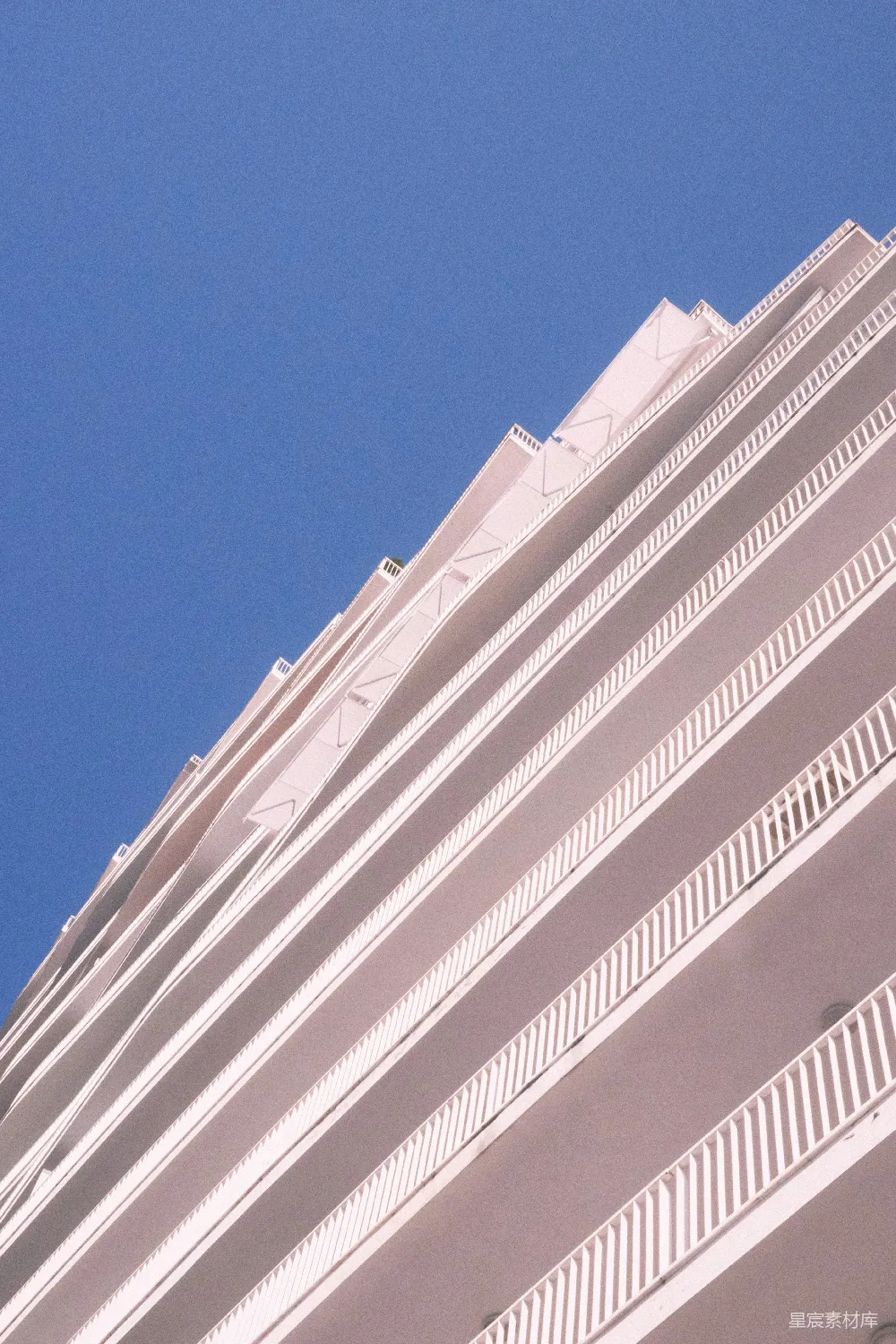 高清摄影 现代建筑 几何线条 建筑艺术 蓝色天空 城市景观 现代建筑的几何美学