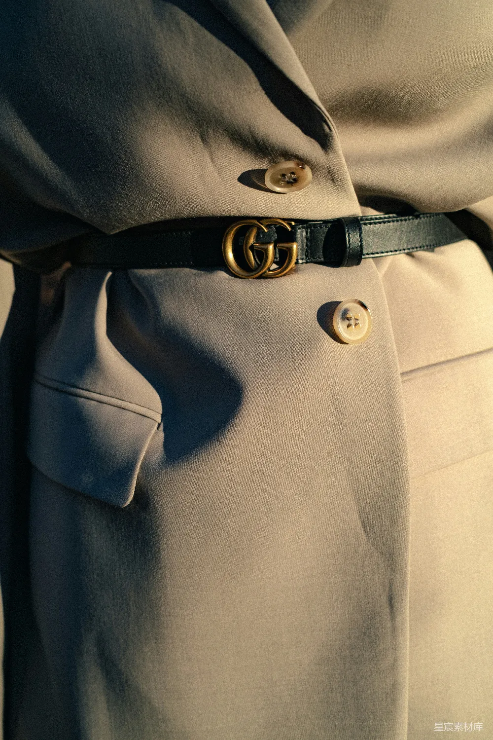 高清摄影 时尚 西装 GUCCI 配饰 高端 时尚搭配：经典西装与GUCCI腰带