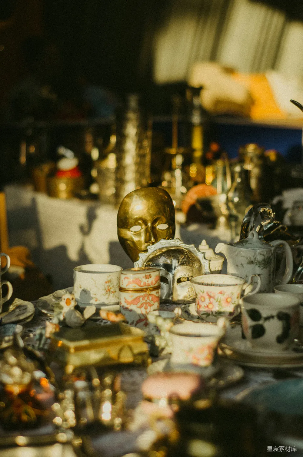 高清摄影 古董 茶具 金色 复古 餐桌布置 金色面具与古董茶具的梦幻餐桌