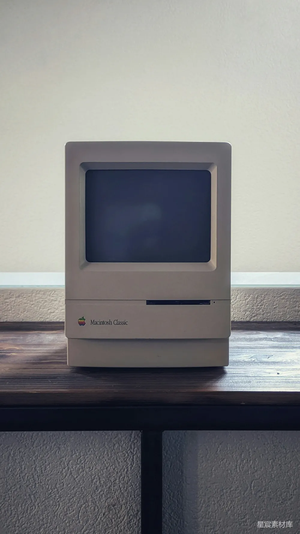 高清摄影 Macintosh Classic 复古电脑 经典设计 科技历史 办公桌 经典复古电脑 Macintosh Classic