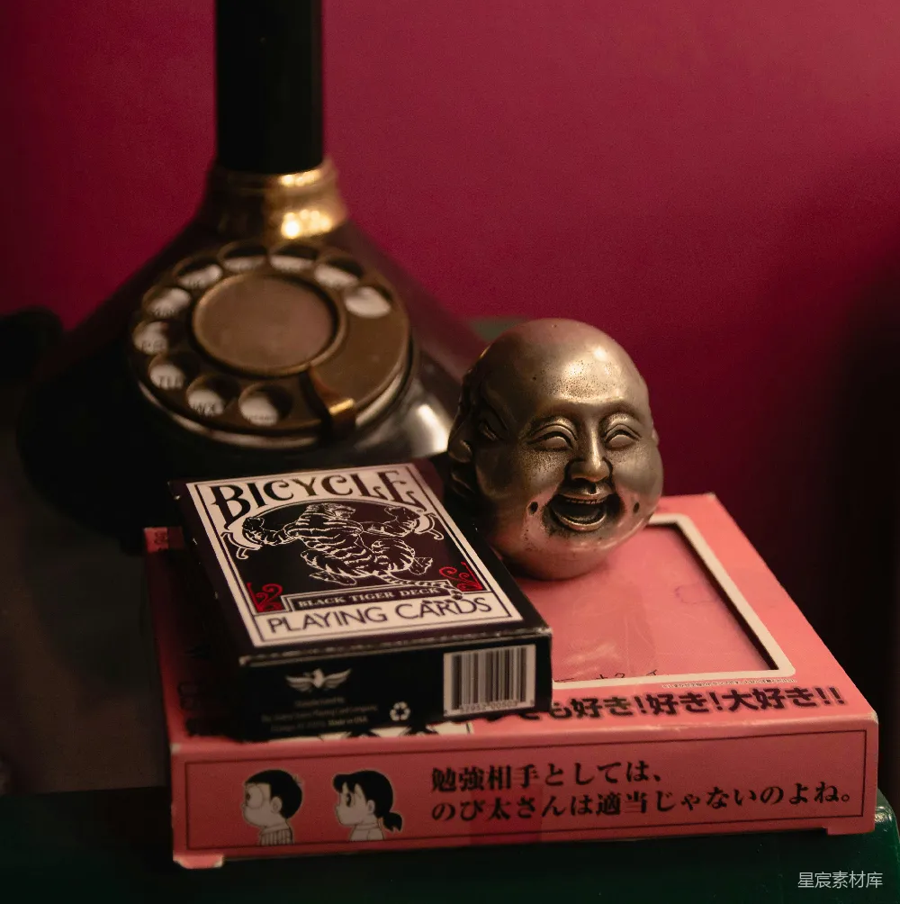 高清摄影 复古 电话 笑佛 趣味 怀旧 复古电话与笑佛的奇妙组合
