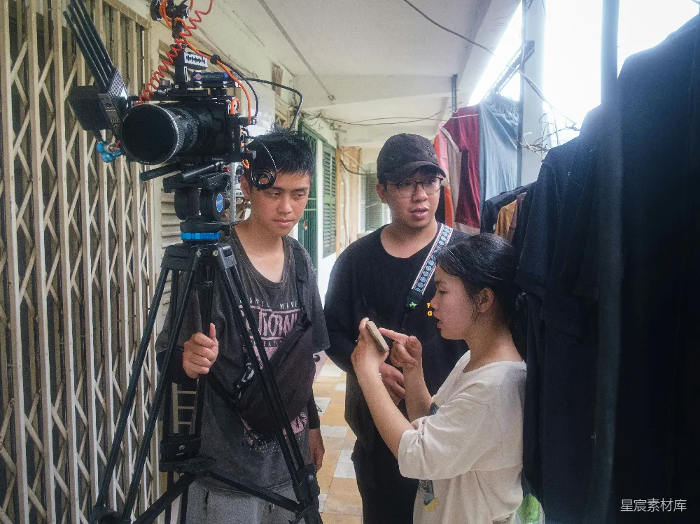 高清摄影 拍摄 导演 工作人员 电影制作 专业团队 拍摄现场：导演与工作人员的互动