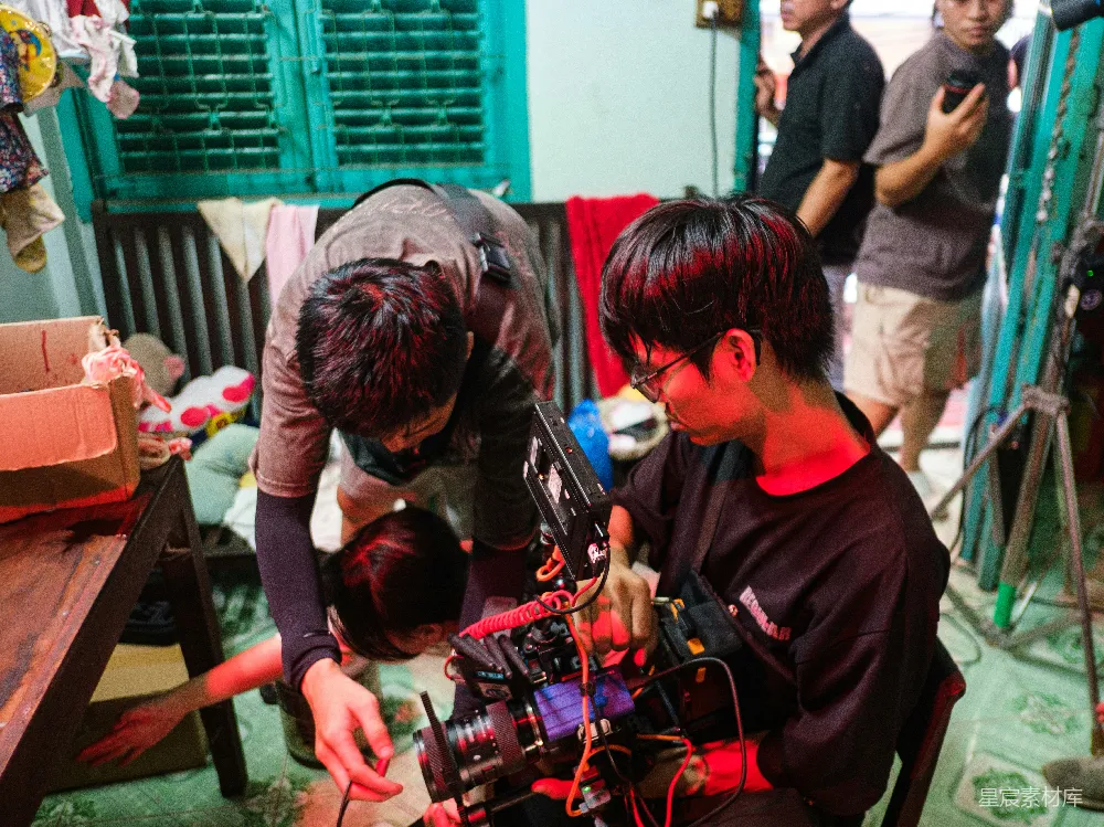 高清摄影 拍摄团队 电影制作 现场工作 专业设备 团队协作 拍摄现场的团队合作