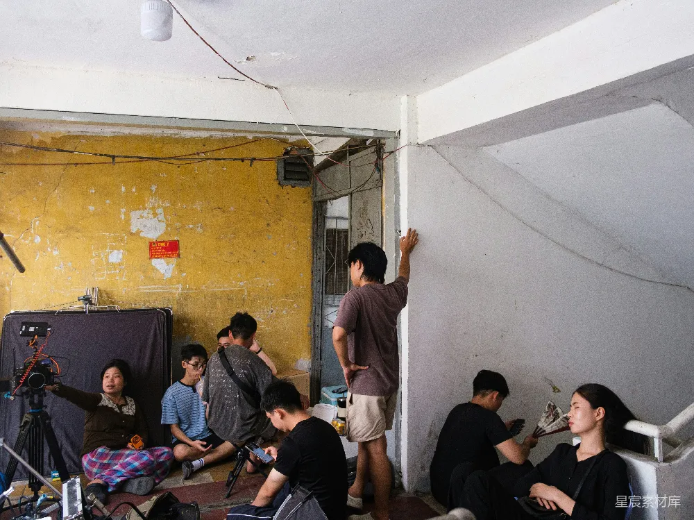 高清摄影 老旧房间 聚会 生活场景 自然光 日常 老旧房间里的聚会