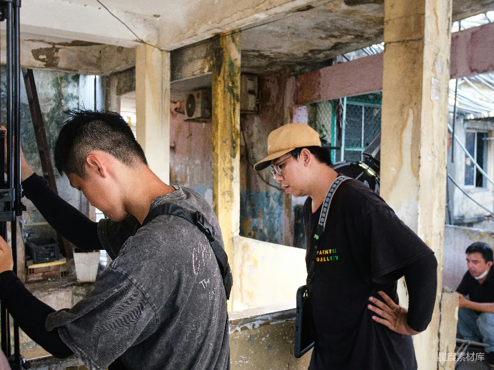 高清摄影 修复 建筑 工人的场景 专注 修复工程 修复中的建筑：两位工人的专注场景