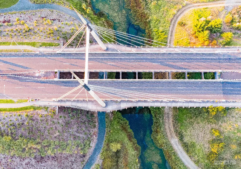 高清摄影 空中俯瞰 桥梁 道路 自然景观 交通 空中俯瞰的桥梁与道路