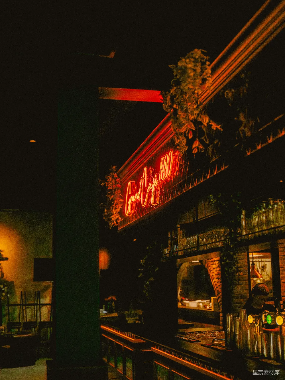 高清摄影 酒吧 夜晚 霓虹灯 城市夜景 休闲 夜色中的酒吧霓虹灯