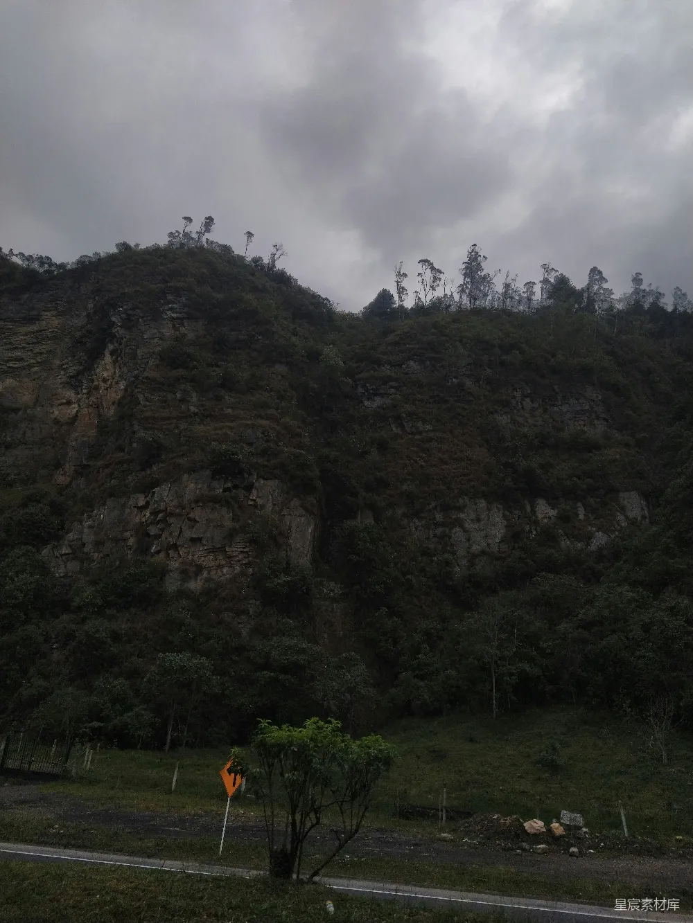 高清摄影 山崖 阴天 自然景观 户外 旅行 阴云密布的山崖