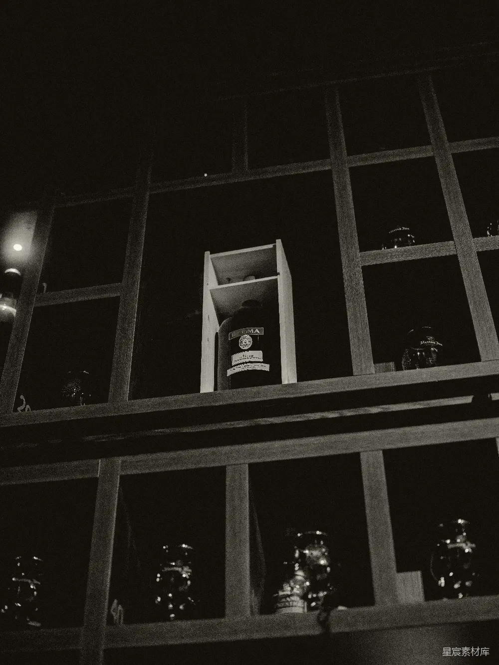 高清摄影 酒柜 夜晚 黑白 生活 装饰 酒柜中的夜晚