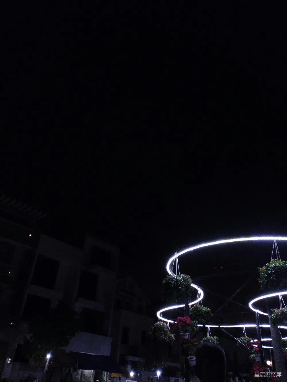 高清摄影 夜景 装饰 照明 花环 城市 夜色下的花环灯饰