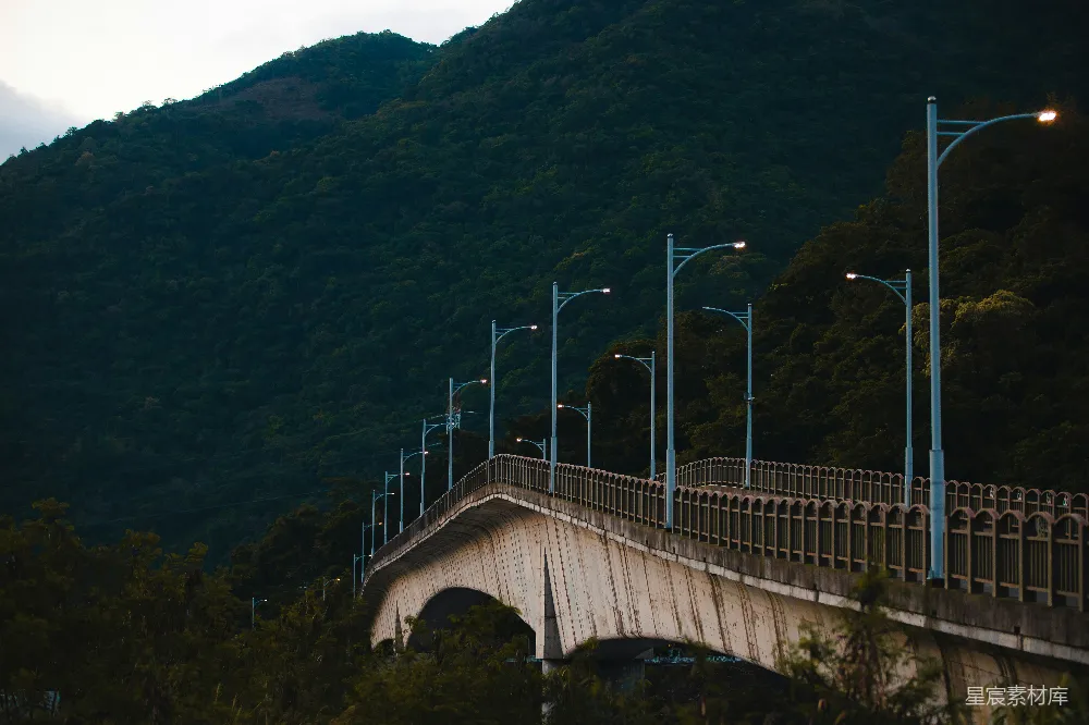 高清摄影 桥梁 自然风光 城市景观 夜景 户外 山间灯火下的桥梁