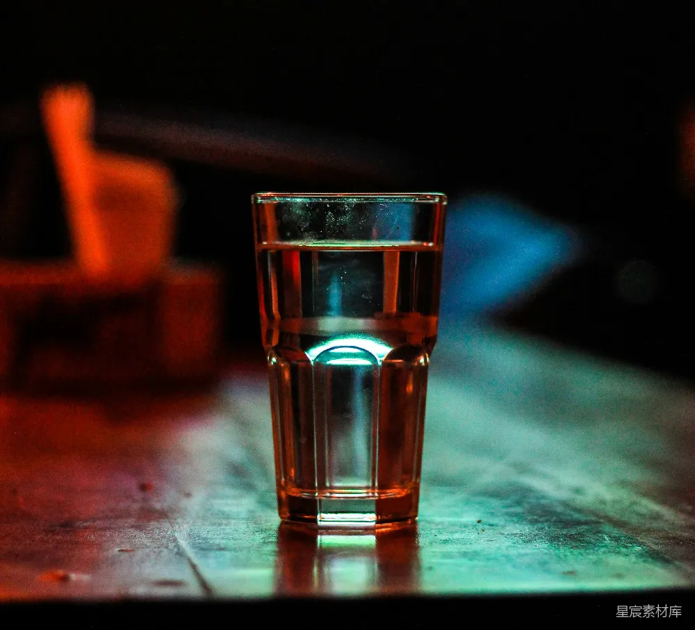 高清摄影 酒吧 酒杯 夜景 灯光 氛围 酒吧中的酒杯