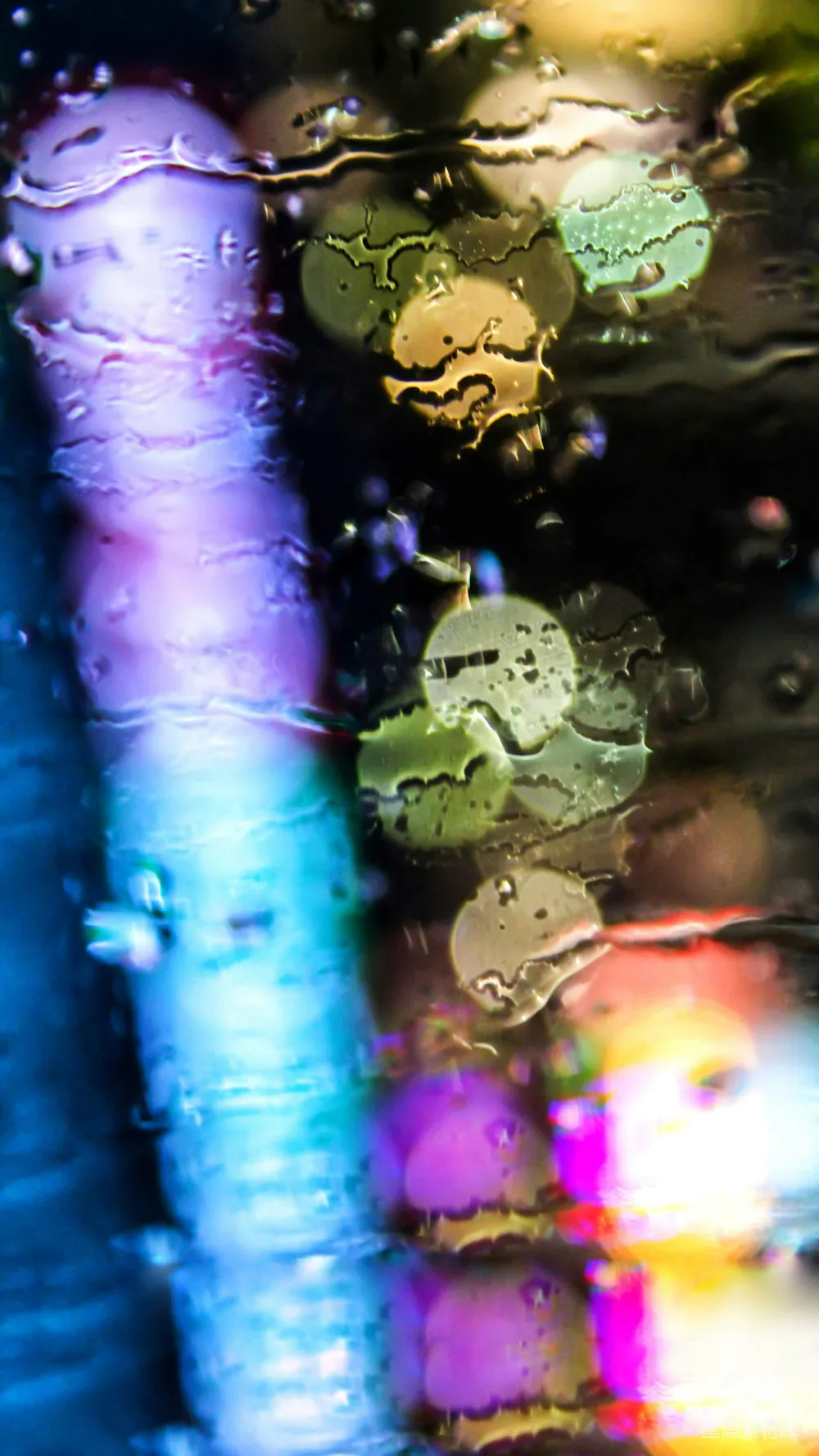 高清摄影 雨景 霓虹灯 模糊效果 夜间摄影 城市风光 雨中霓虹：朦胧的夜间景象