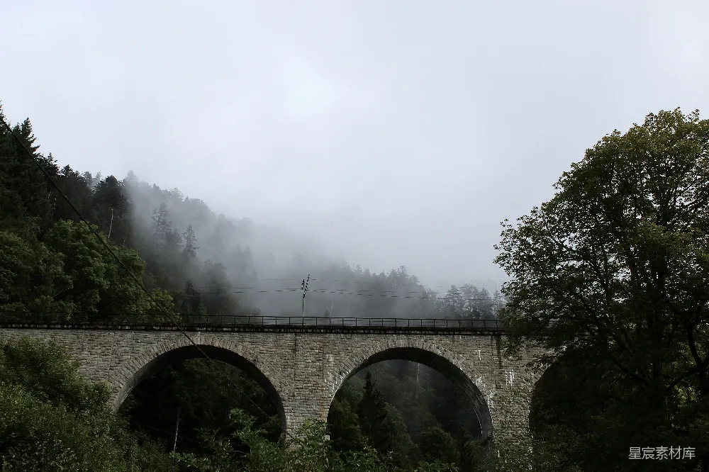 高清摄影 桥梁 自然风光 雾气 山林 宁静 雾中的石桥