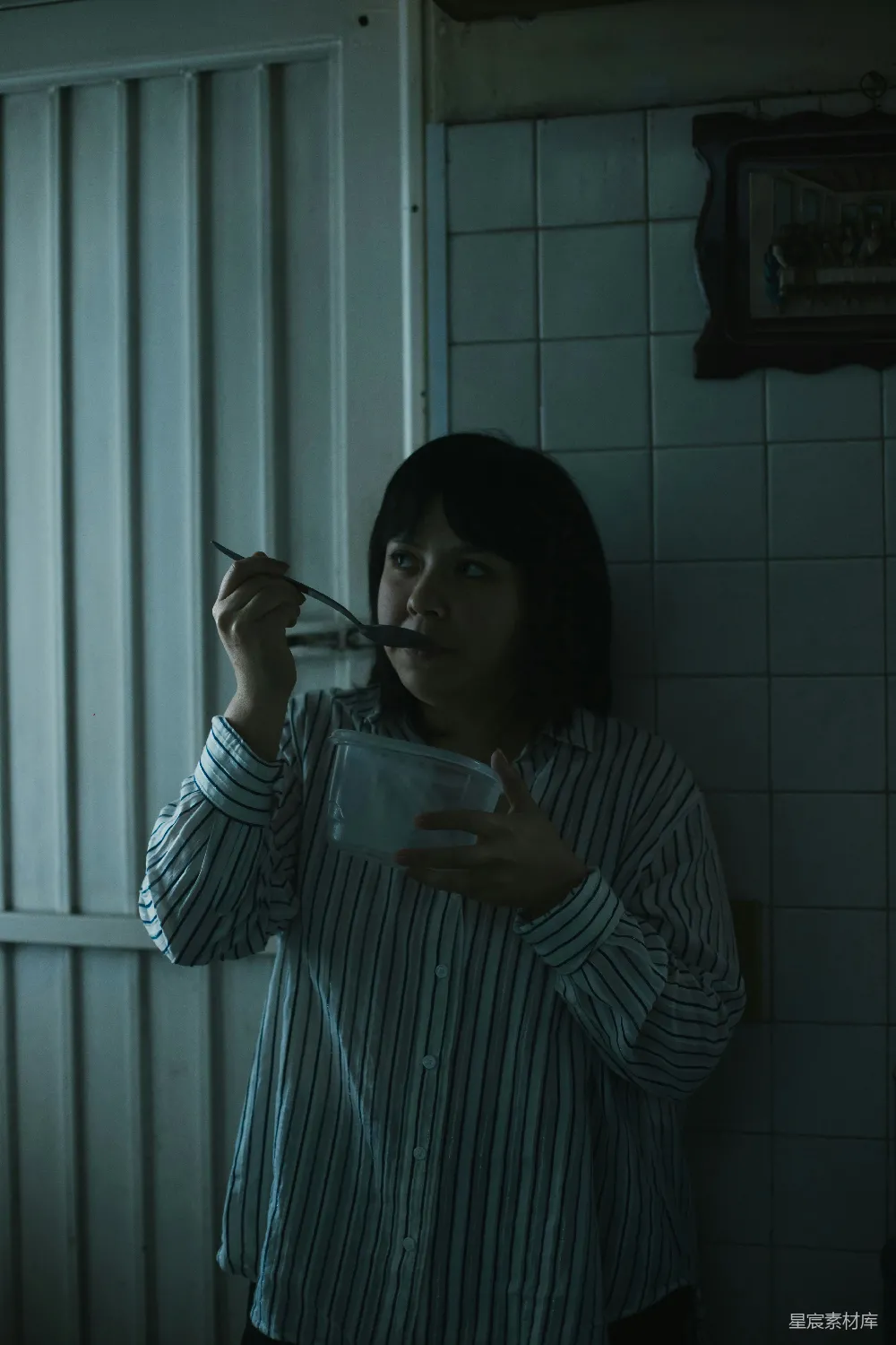 高清摄影 厨房 孤独 昏暗 用餐 日常生活 昏暗厨房中的独自一餐