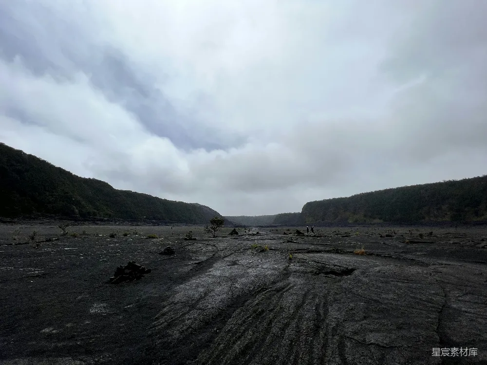 高清摄影 火山地貌 自然景观 地质学 户外探险 荒凉之美 火山冷却后的熔岩平原
