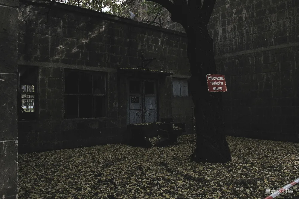 高清摄影 废弃建筑 警告标志 阴暗氛围 历史遗迹 户外场景 废弃建筑与警示牌