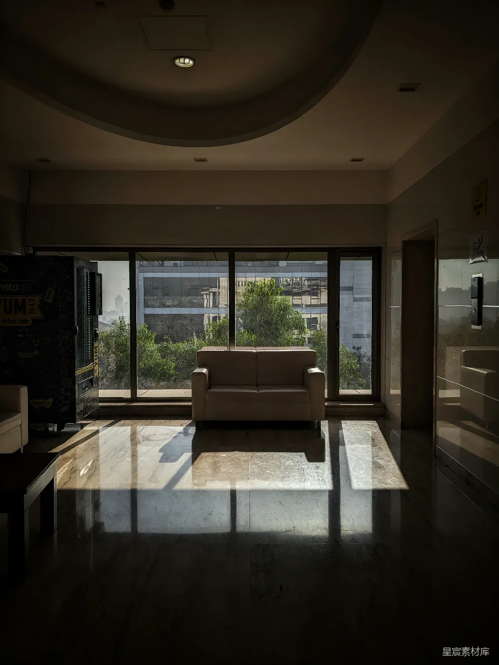 高清摄影 现代客厅 光影效果 都市风景 室内设计 休闲空间 光影交错的现代客厅