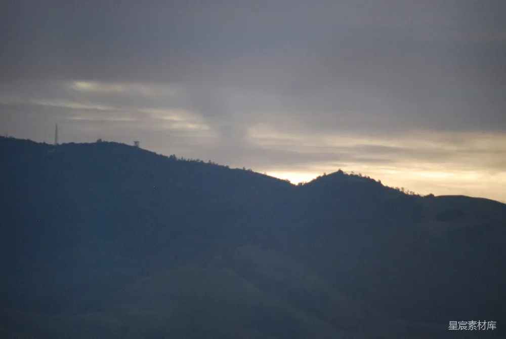 高清摄影 山景 夕阳 自然 宁静 户外 夕阳下的山影