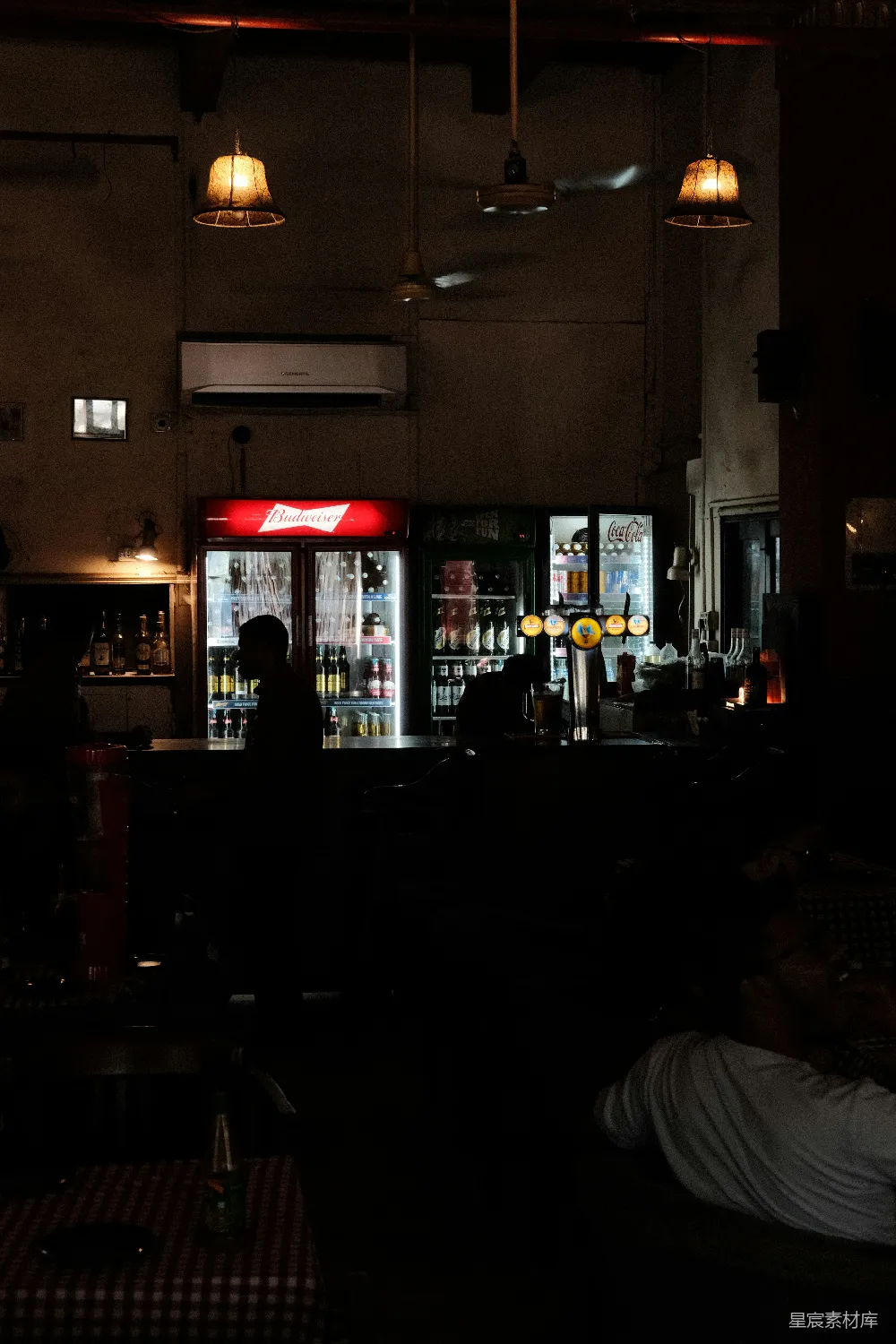 高清摄影 酒吧 夜景 昏暗 休闲 室内 昏暗酒吧里的夜生活