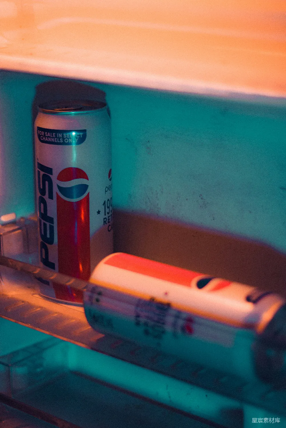 高清摄影 百事可乐 夜晚 冰箱 饮料 冷饮 夜晚的冰箱里的百事可乐
