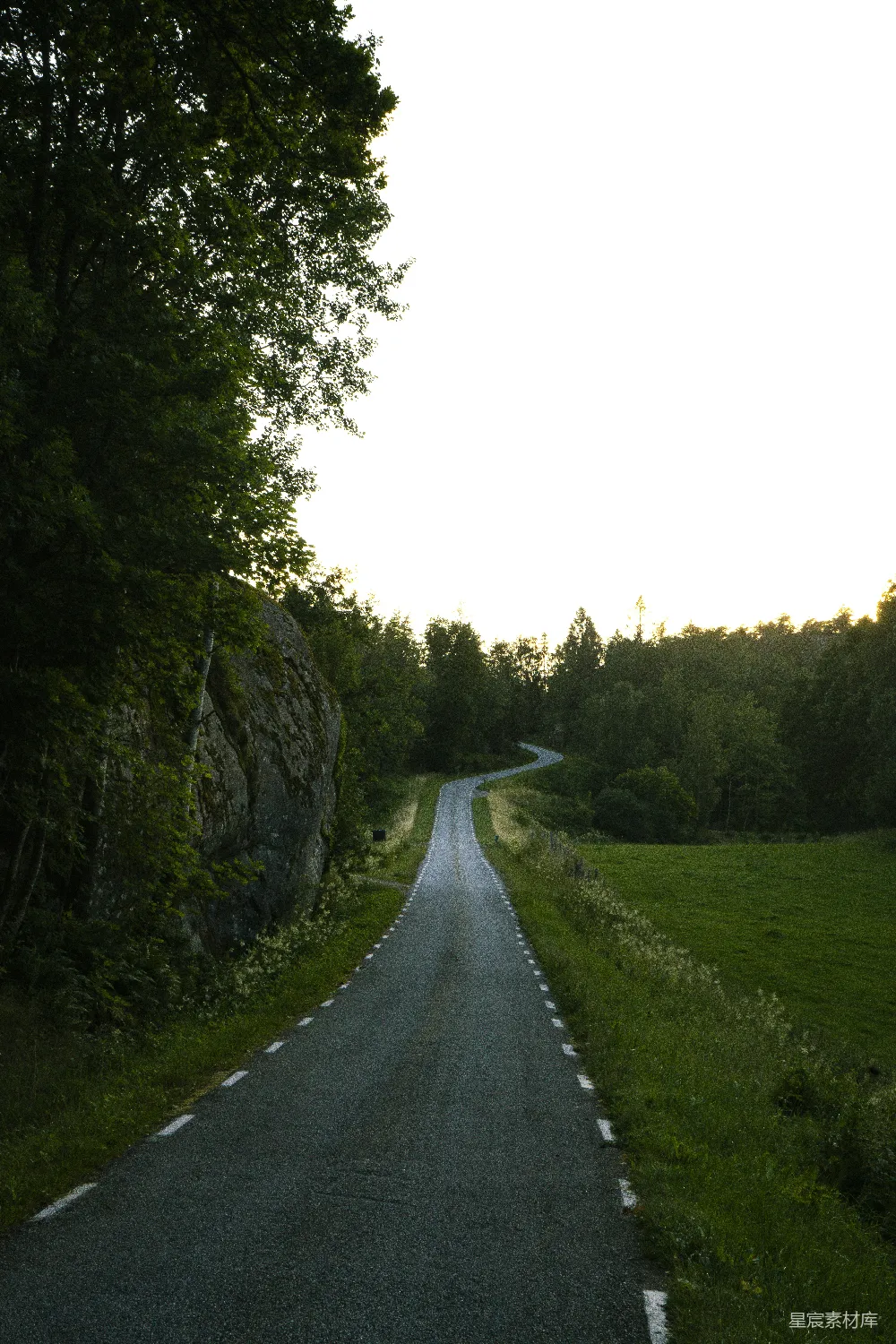 高清摄影 乡村 自然 公路 风景 宁静 蜿蜒的乡村小路