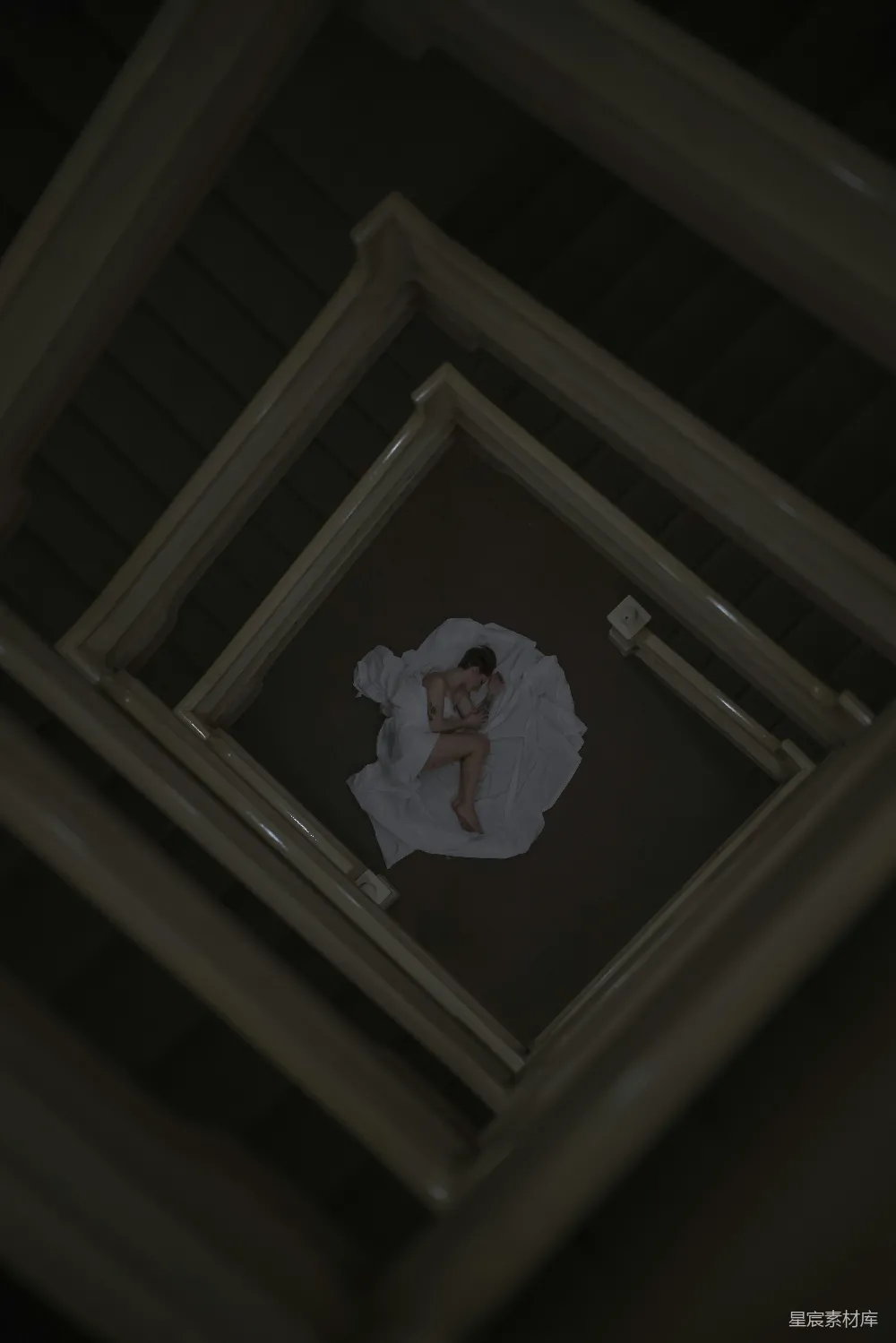 高清摄影 楼梯间 女性 静谧 艺术摄影 情感表达 静谧的楼梯间