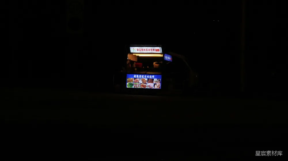 高清摄影 夜市 小摊 灯光 美食 城市 夜色中亮起的美食小摊