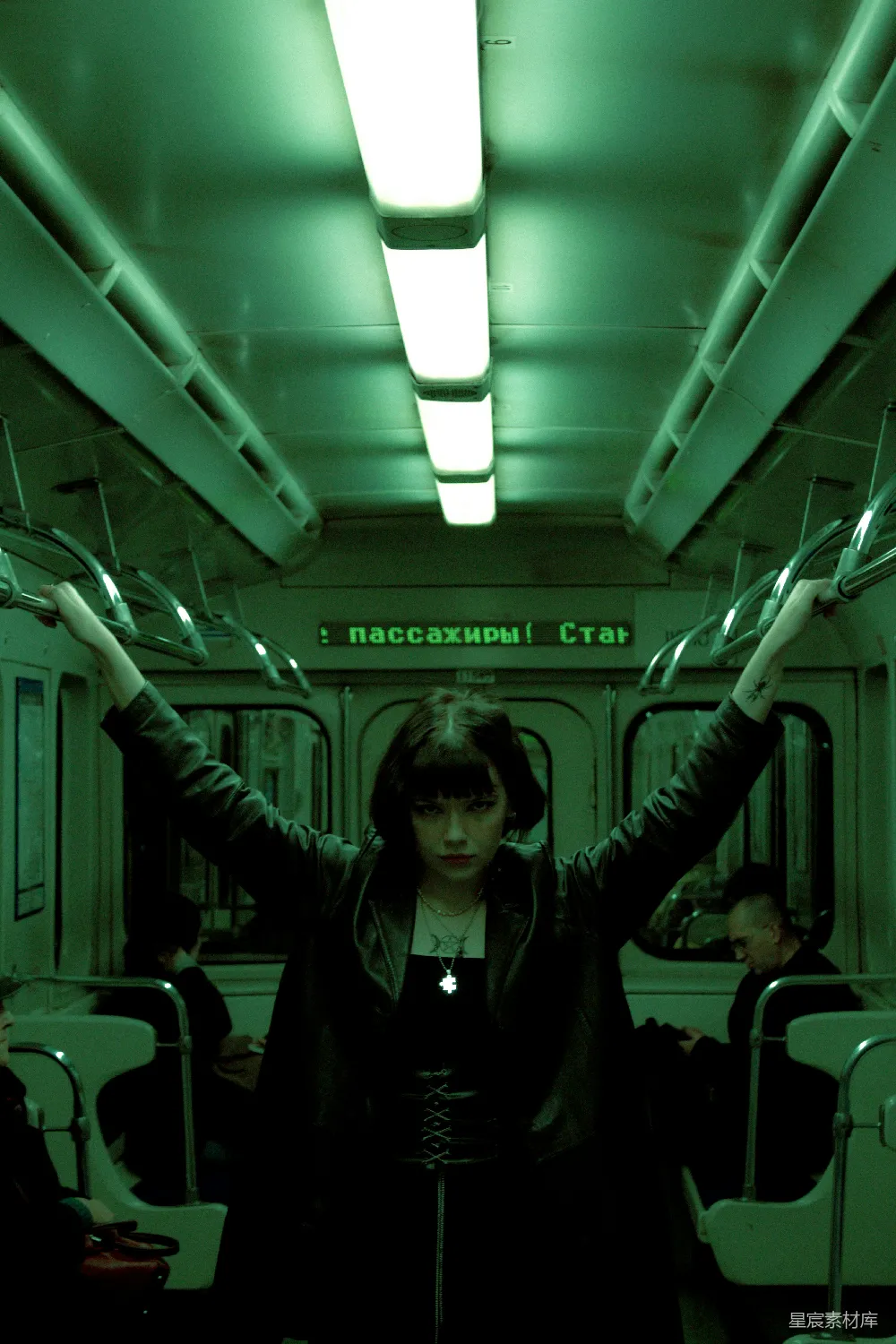 高清摄影 地铁 神秘 都市 时尚 夜晚 地铁里的神秘女孩
