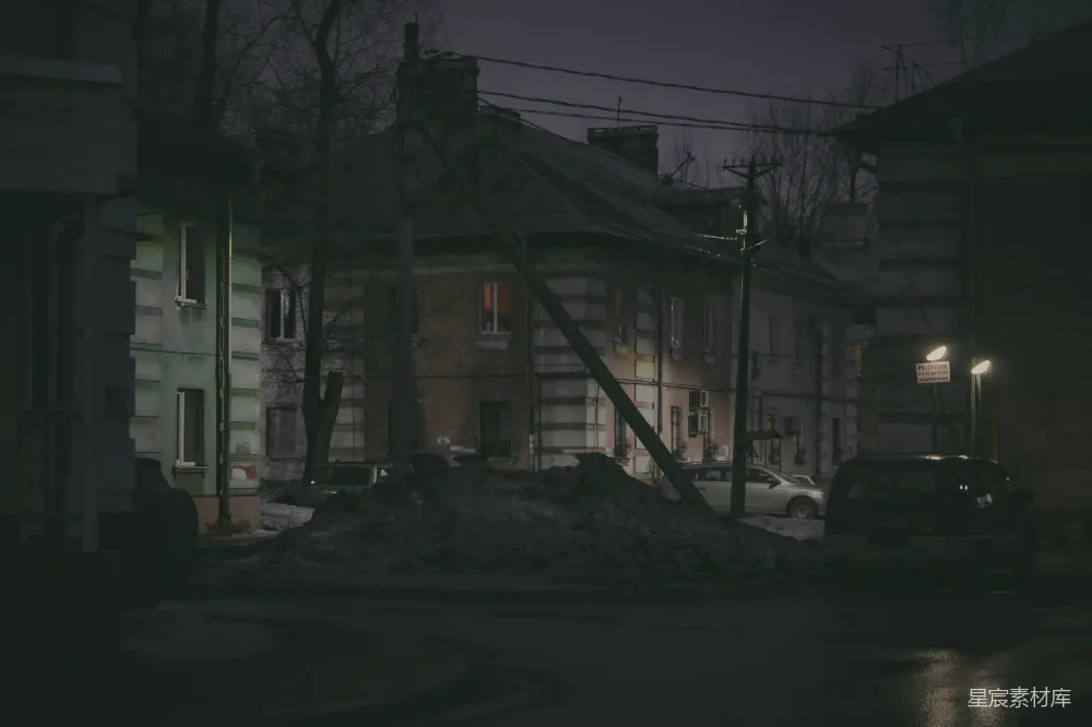 高清摄影 城市 夜晚 建筑 街道 昏暗 昏暗街道上的旧建筑