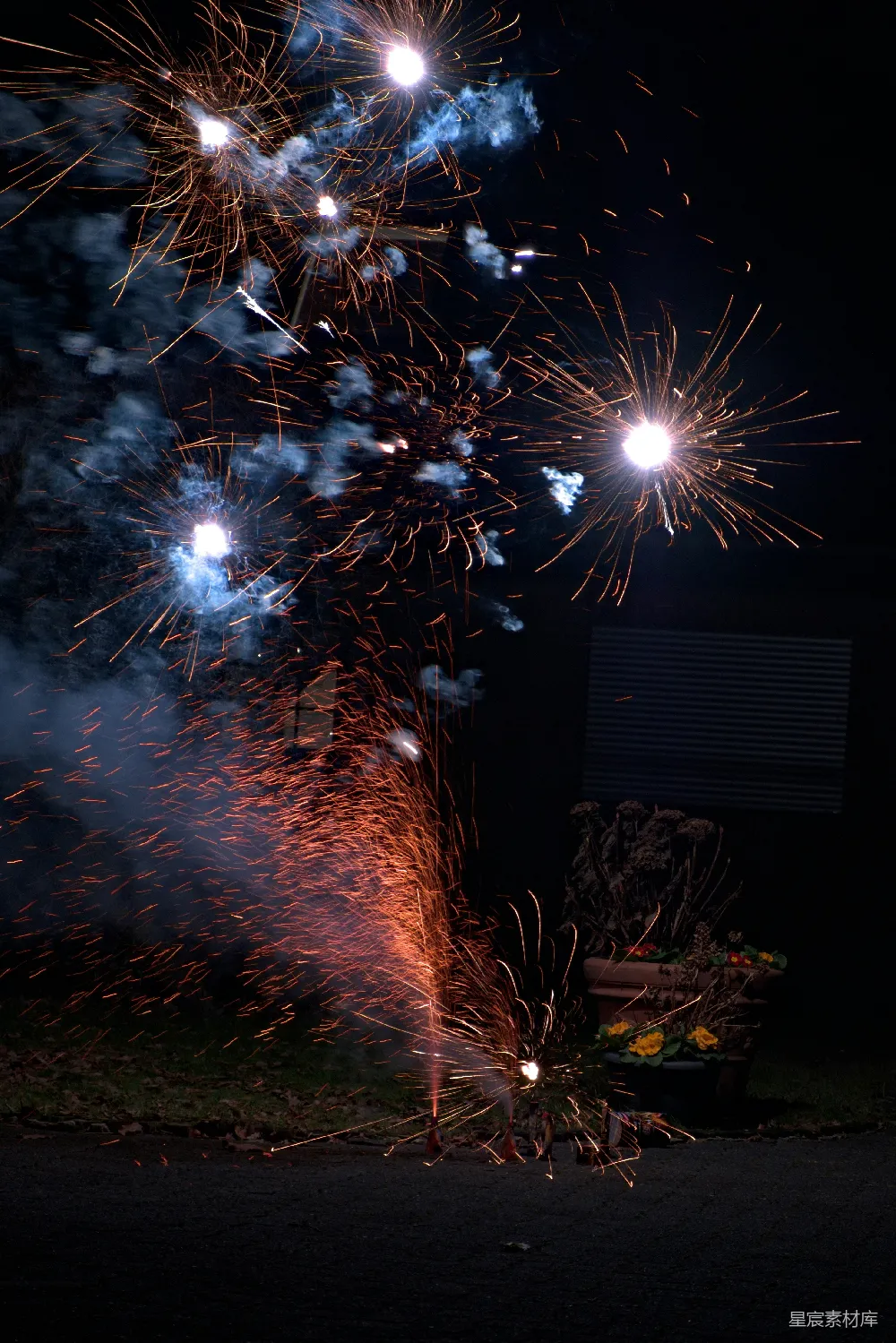 高清摄影 烟花 夜景 节日 庆祝 绚丽 夜空中的烟花绽放