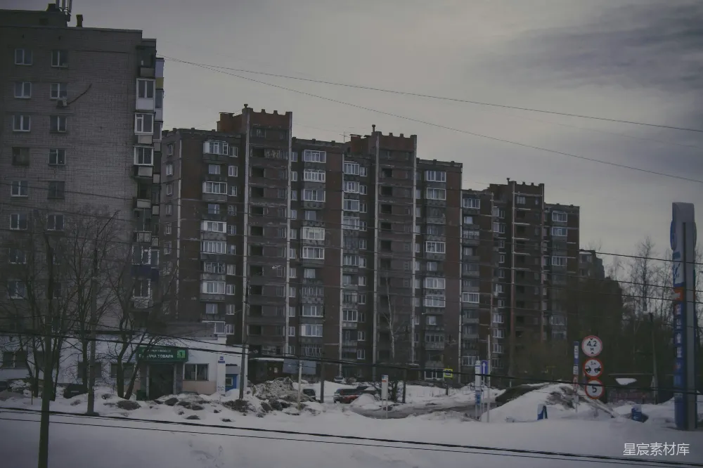 高清摄影 冬季 城市景观 老旧建筑 城市生活 雪景 冬日雪景中的老旧公寓楼