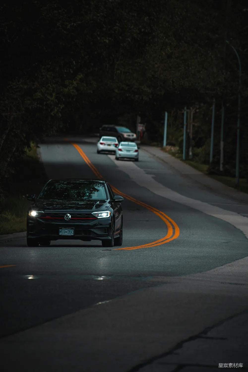 高清摄影 汽车 道路 黄昏 弯道 旅行 黄昏时分的弯道行驶
