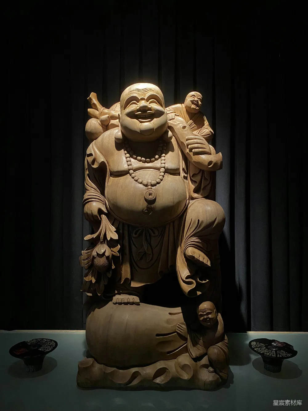 高清摄影 木雕 佛像 传统艺术 宗教 室内装饰 笑佛与小和尚木雕