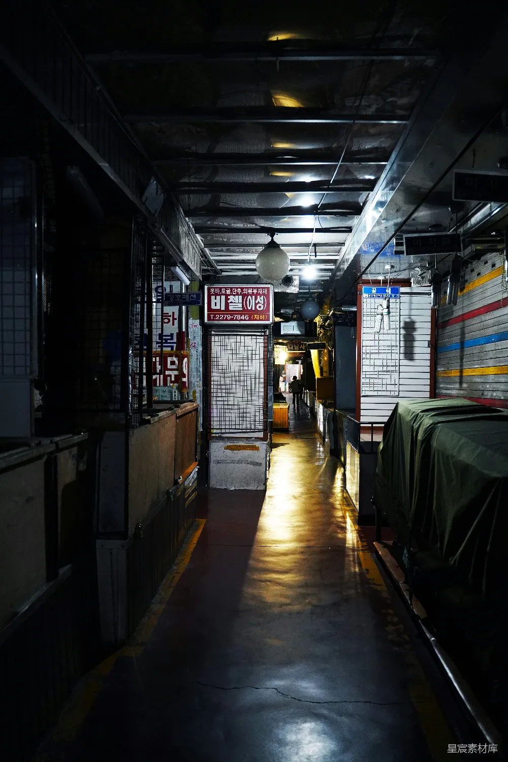 高清摄影 地下通道 昏暗 城市 灯光 废弃 昏暗的地下通道