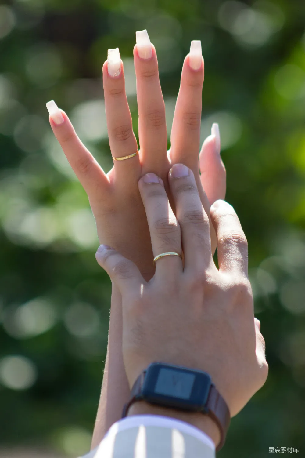 高清摄影 壁纸 人物 实验性 一个女子的手上戴着一枚戒指。