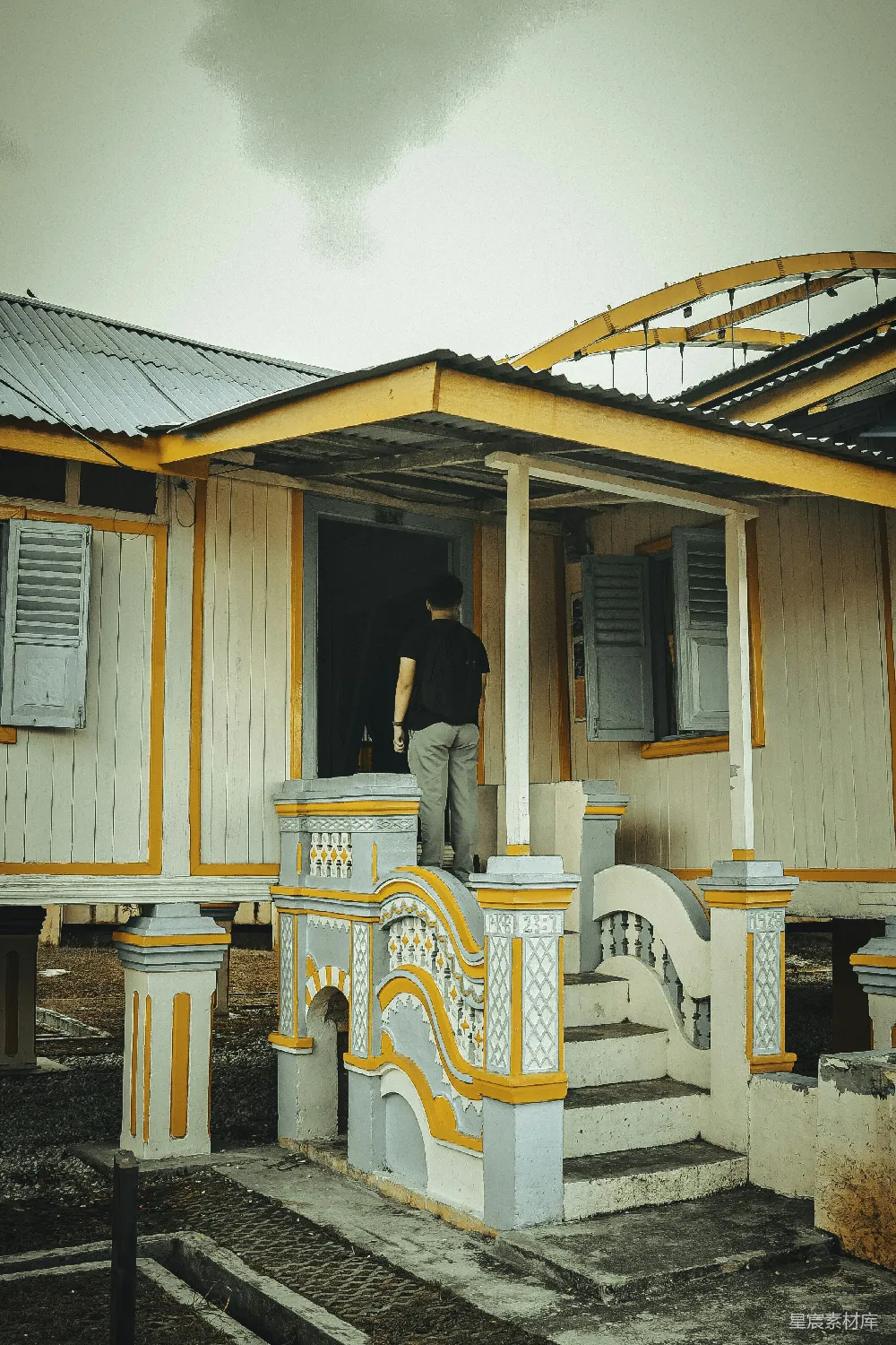 高清摄影 传统建筑 背影 建筑 复古风格 户外 背影中的传统建筑