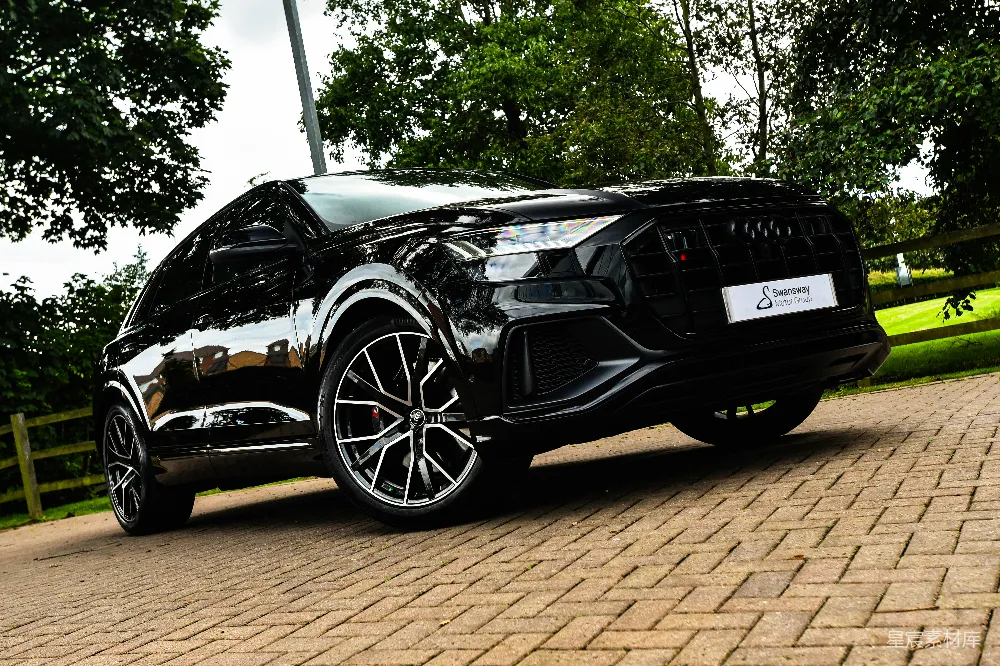 高清摄影 奥迪 SUV 豪华 户外 汽车 奥迪Q8黑色豪华SUV