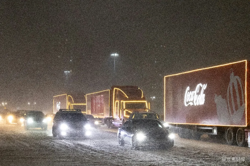 高清摄影 夜晚 雪景 卡车 交通 广告 夜晚雪中的卡车队列