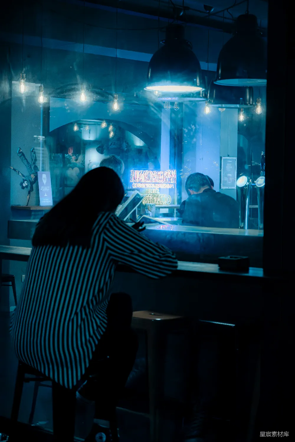 高清摄影 咖啡馆 夜晚 昏暗 霓虹灯 休闲 夜色中的咖啡馆