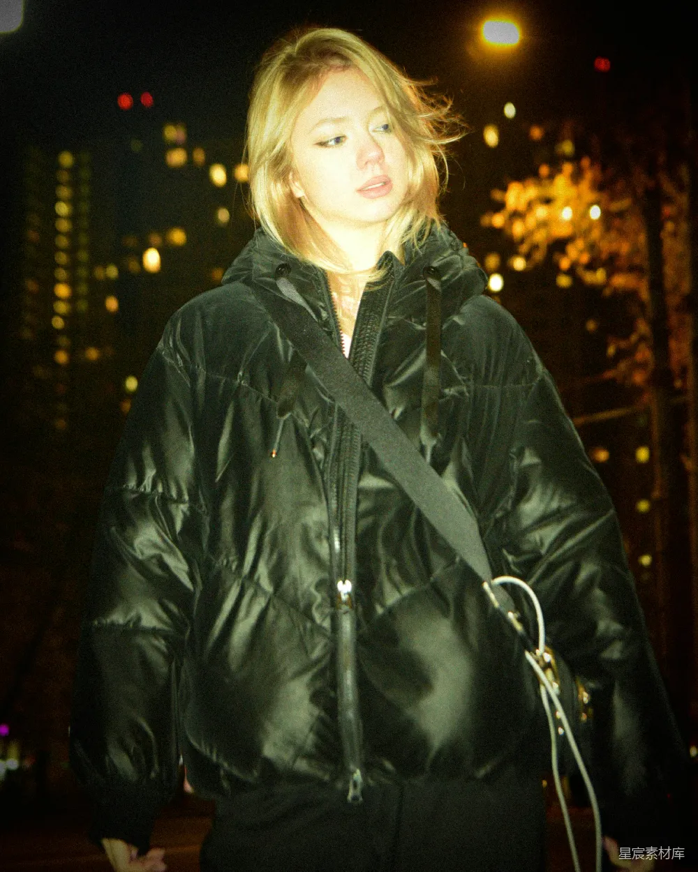 高清摄影 夜晚 时尚 都市 街头 女性 夜晚的都市街头时尚